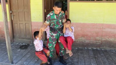 Penuh Bahagia, Kedekatan Satgas TMMD Reguler Ke-116 Kodim 1012/Buntok Dengan Anak-Anak