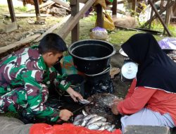 Sarana Perkuat Silaturahmi, Anggota Satgas TMMD Reguler ke-116 Bersihkan Ikan Untuk Di Masak Bersama Warga