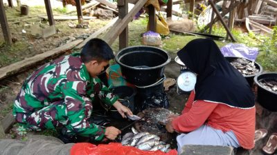 Sarana Perkuat Silaturahmi, Anggota Satgas TMMD Reguler ke-116 Bersihkan Ikan Untuk Di Masak Bersama Warga