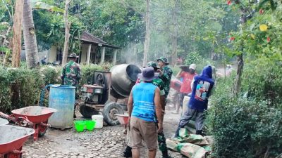 Berat Sama Dipikul, Ringan Sama Dijinjing Begitu Semboyan Karya Bakti TNI Dan Warga Rejosari