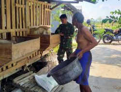 Babinsa Koramil Klego Komsos Dengan Peternak Kambing Wilayah Binaan