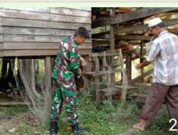 Disela Kegiatan Di Lokasi TMMD Reguler Ke-116, Anggota Satgas Sempatkan Bantu Warga Perbaiki Jaring Ikan