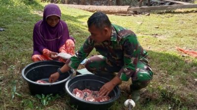 Eratkan Kemanunggalan, Satgas TMMD Reguler Ke-116  Belajar Buat Ikan Asin Bersama Warga