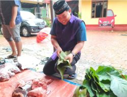 Luar Biasa! Pembagian Daging Qurban Dibungkus Daun Jati Yang Ramah Lingkungan