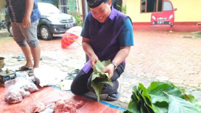 Luar Biasa! Pembagian Daging Qurban Dibungkus Daun Jati Yang Ramah Lingkungan