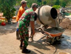 Pererat Silahtuhrahmi, Babinsa Bantu Pengecoran Menuju ke Makam