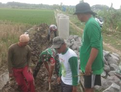 Bangkitkan Semangat Gotong Royong, Babinsa Bangun Talud