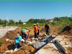 Bersama Warga, Babinsa Gotong Royong Bangun Tanggul Penahan Banjir