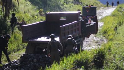 Satgas Mobile Raider 300 Siliwangi dan Satgas Damai Cartenz beserta Seluruh Apkam di Ilaga Perbaiki Jalan di Desa Kimak, Ilaga Papua