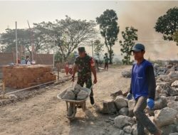 Ringankan Beban Petani, Babinsa Bantu Pembuatan Saluran Air