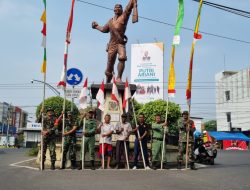 Wujud Cinta Jasa Para Pahlawan, Babinsa Tipes Ajak Warga Kerja Bakti di Monumen Gerilya