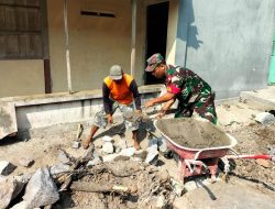 Lewat Karya Bakti, Babinsa Memupuk Jiwa Gotong Royong Dengan Warga