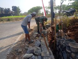 Wujud Nyata Babinsa Gotong Royong dalam Pembangunan Talud