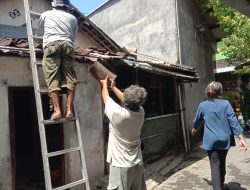 Ingin Lebih Dekat Dengan Warga, Babinsa Kratonan Bantu Rehab Rumah