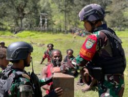 Satgas Mobile Raider 300 Siliwangi Bantu Pemakaman Anak Bayi di Amungi, Papua