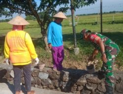 Wujudkan Kemanunggalan TNI dan Rakyat, Babinsa Bantu Buat Talud