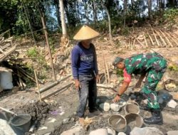 Kedekatan Nyata Terlihat Saat Babinsa Bantu Warga Bangun Rumah