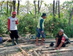 Kepedulian Babinsa Wonosegoro Karya Bakti Pembuatan Pagar Warga