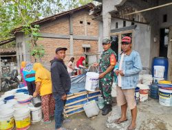 Babinsa Wonosegoro Bantu Salurkan Air Bersih di Desa Jatilawang