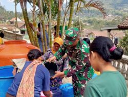 Babinsa bersama Relawan Merapi Merbabu Droping Air Bersih