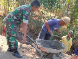 Permudah Jalur Perekonomian, Babinsa Ikut Gotong Royong Perbaikan Jalan