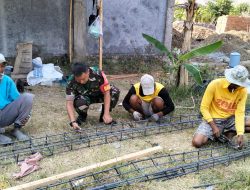 Tanamkan Jiwa Gotong Royong Babinsa Luangkan Waktu Bantu Warga Bangun Rumah