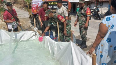 Upaya Atasi Kekeringan, Babinsa Koramil Andong Distribusikan Bantuan Air