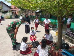 Jadi Sahabat Siswa Siswi Di Sekolah, Babinsa Jayengan Berikan Motivasi Belajar Serta Stop Bullying