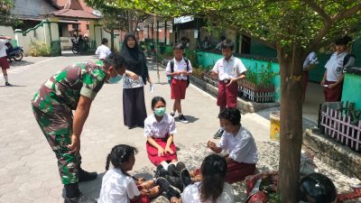 Jadi Sahabat Siswa Siswi Di Sekolah, Babinsa Jayengan Berikan Motivasi Belajar Serta Stop Bullying