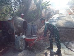 Babinsa Simo Terjun Langsung Gotong Royong Pengecoran Rabat Beton