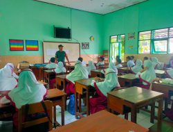 Tumbuhkan Cinta Tanah Air, Babinsa Karangjati Bekali Wasbang Siswa Siswi MI Negeri 8 Sragen