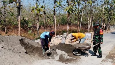 Bangun Talud, Babinsa Aktifkan Saluran Irigasi Di Desa Kalimacan