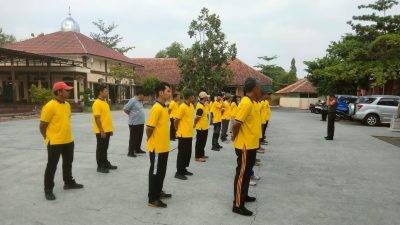 Tingkatkan Rasa Cinta Tanah Air, Babinsa Latih PBB Dan Wasbang Guru SMKN 1 Kalijambe