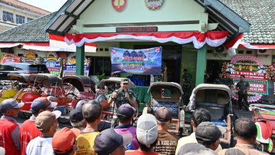 Peringati HUT TNI Ke-78 Kodim 0726/Sukoharjo Berbagi Sembako dengan para Pengayuh Becak