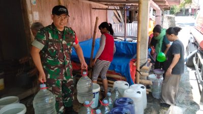 Babinsa Wonosegoro Turut Distribusikan Air Bersih Kepada Warga