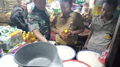 Pantau Harga Sembako, Babinsa Danukusuman Datangi Pasar Harjodaksino