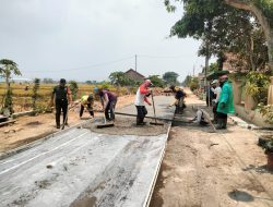 Impikan Jalan yang Layak, Babinsa dan warga Kauman Lakukan Swadaya Pengecoran Jalan