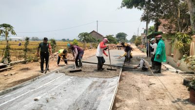 Impikan Jalan yang Layak, Babinsa dan warga Kauman Lakukan Swadaya Pengecoran Jalan