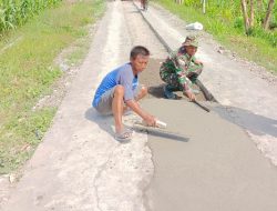 Dukung Pembangunan Wilayah Binaan, Babinsa Bersama Warga Gotong Royong Pengecoran jalan