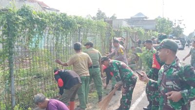 Anggota Koramil 03 Serengan Karya Bakti Bersama Masyarakat Serengan