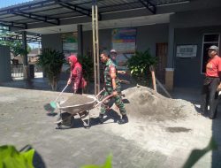 Jaga Lingkungan Tetap Bersih Babinsa Bantu Perangkat Desa Pembersihan Kantor Desa