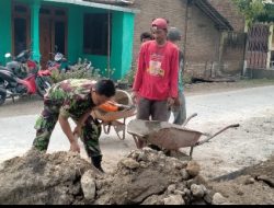 Bentuk Kepedulian, Babinsa Bantu Warga Laksanakan Karya Bakti Pembuatan Talud