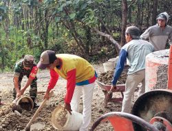 Gunakan Mesin Molen Babinsa dan Warga Kebut Cor Jalan