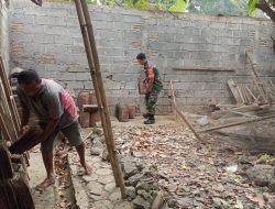 Bergerak Bersama Rakyat, Babinsa Gotong Royong Renovasi Rumah Warga