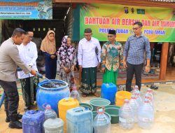 Tangani Dampak Kemarau, Polres Tuban Bersama PCNU Droping Air Bersih Untuk Warga