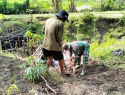 Ringankan Beban Petani, Babinsa Turut Dalam Pembuatan Saluran Air