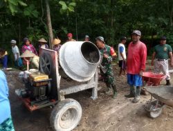 Membangun Desa Bersama Warga, Babinsa Bantu Kerja Bakti Pengecoran Jalan