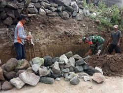 Antisipasi Musim Hujan, Babinsa Bantu Warga Bangun Talud