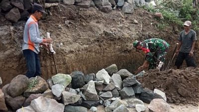 Antisipasi Musim Hujan, Babinsa Bantu Warga Bangun Talud