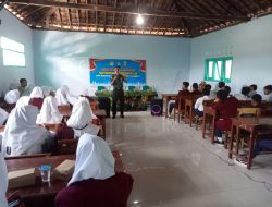 Latihan Kepemimpinan OSIS, Anggota Koramil 05 Weru Berikan Materi di SMP Muhammadiyah Watukelir